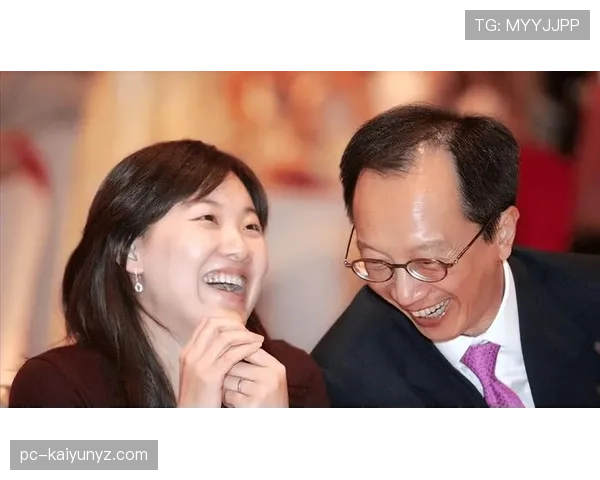 伏明霞这张生活照，金牌女王和隔壁阿姨同框，笑到不行