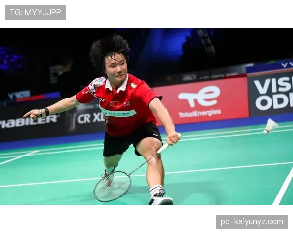 如果把何冰娇当明星看——赛场像军训，机场像走秀，随身那几包谁顶得住